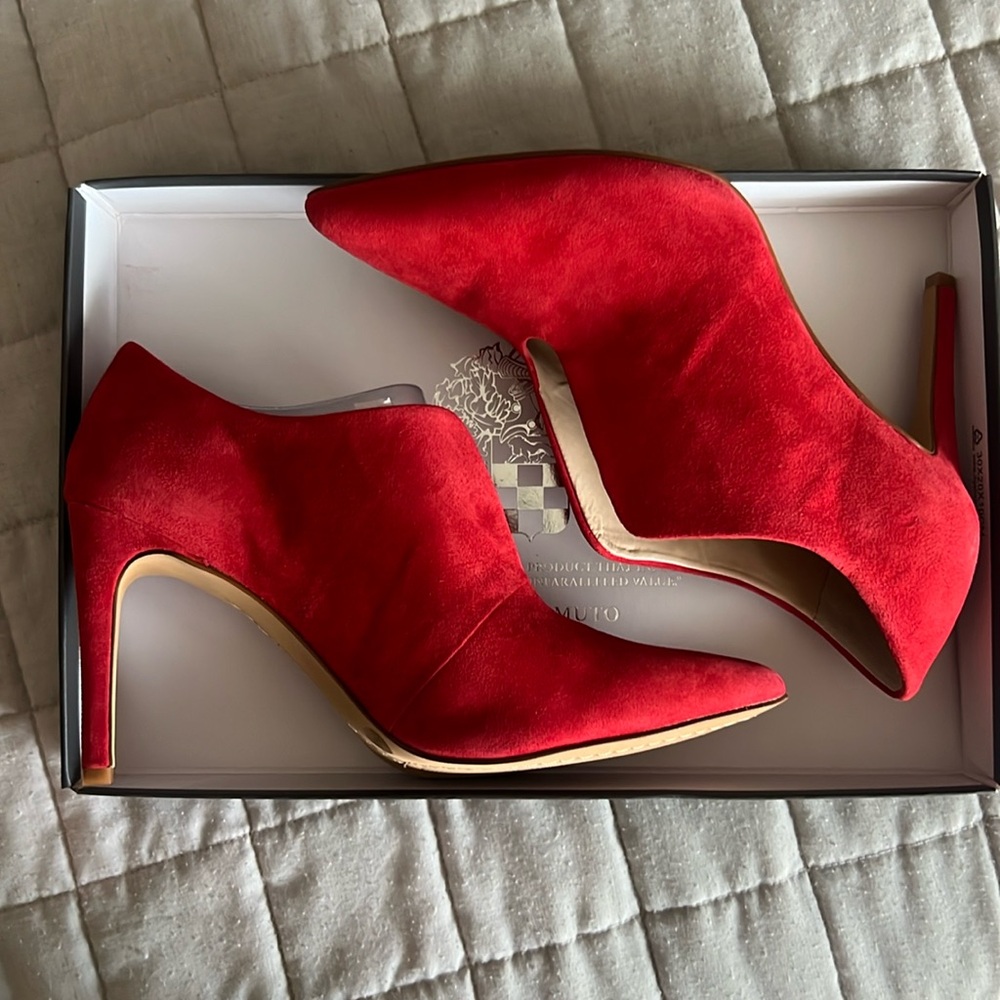 NWOT VINCE CAMUTO bootie heels